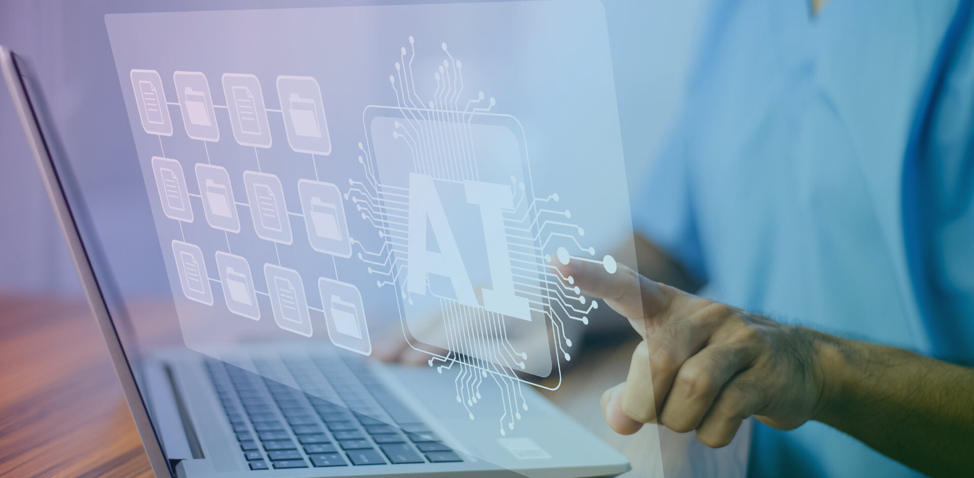 Person, die an einem Laptop schreibt