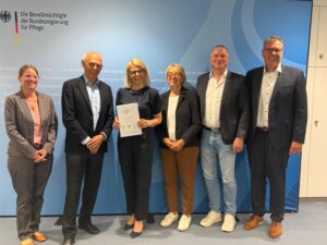 Personengruppe bei der Übergabe des aktualisierten Anforderungsprofils bei der Pflegebeauftragten des Bundesgesundheitsministeriums
